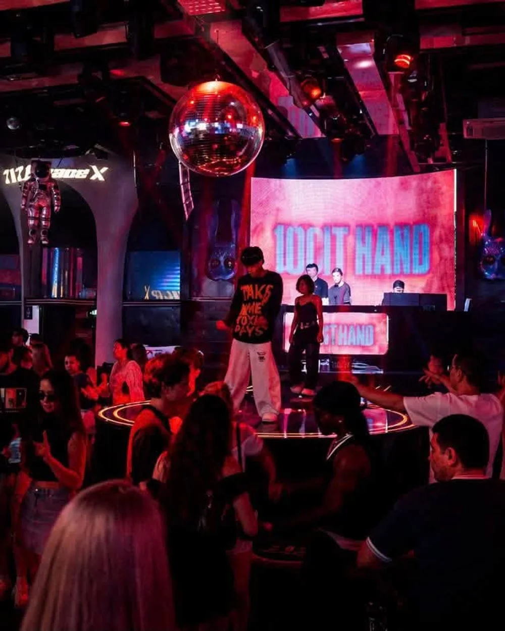 Vòm cổng gắn biển 717 SpaceX, phi hành gia treo trần và sàn sân khấu tròn tại 717 Beer Club Nha Trang
